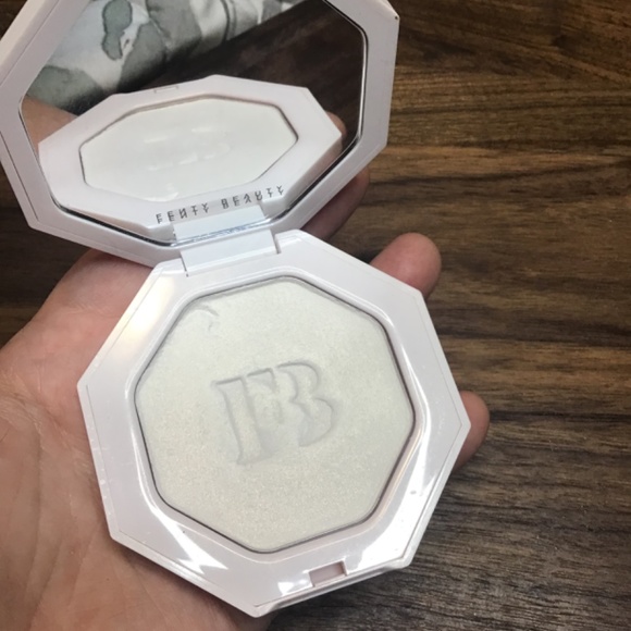 Fenty beauty by Rihanna highlighter in metal moon - Picture 7 of 10